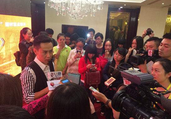 新安县乘客打车忘记带钱 的哥免单还送上公交车费