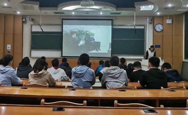 新安县乘客打车忘记带钱 的哥免单还送上公交车费