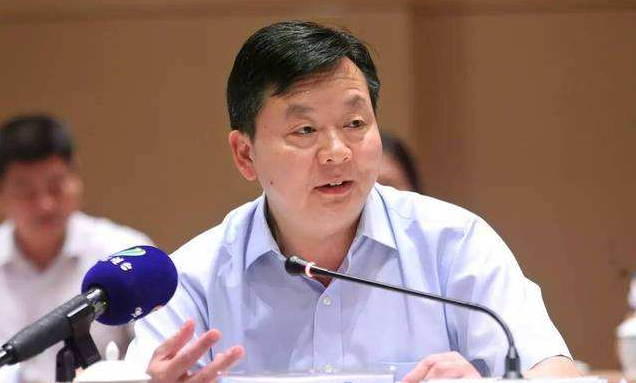 洛阳六旬教师利用废品自制太阳能电动车