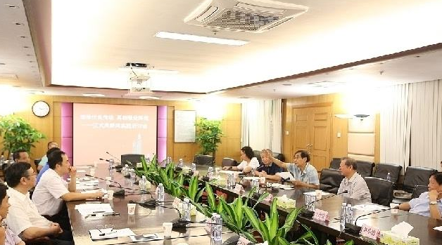 新安县乘客打车忘记带钱 的哥免单还送上公交车费