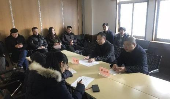 洛阳市民甩鞭健身扰不扰民 双方桥墩涂鸦对骂