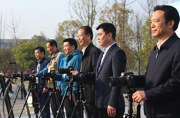 洛阳村民自发献爱心 失去奶奶的小佳浩生活获照顾