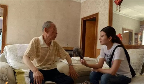 洛阳一小区车棚起火 近百辆车被毁熏黑六层楼