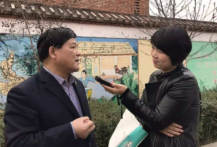 洛阳一成人用品店开学校附近 孩子进店买成人杂志