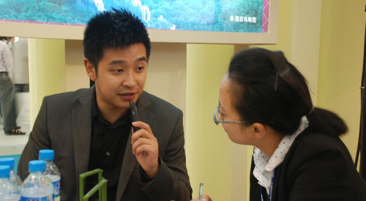洛阳父亲教瘫儿“学步” 8年走出万里路盼康复